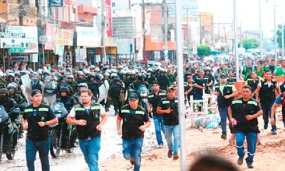 Los ambulantes no quieren salir de la rotonda/Foto. ED