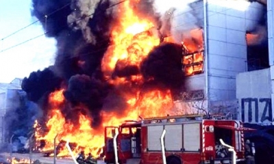 El incendio de la planta Quilmes, en Buenos Aires, este sábado.