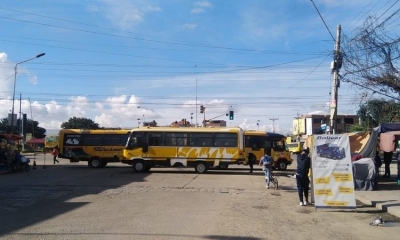 Buses de transporte público bloquean calles y avenidas de Quillacollo. 