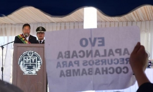 Los carteles de reclamo en el discurso del Presidente, en la sesión de honor de la Asamblea Departamental.