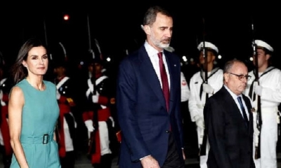 Los reyes de España Felipe VI y Letizia caminan junto al ministro de Relaciones Exteriores de Argentina, Jorge Faurie