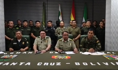 Jefes policiales en la capital cruceña en conferencia de prensa. Foto: captura video