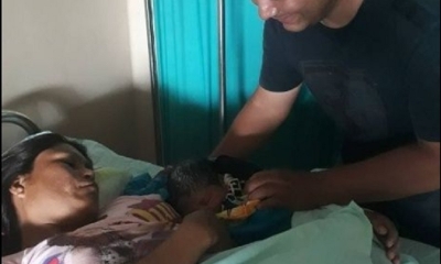 Una de las madres recibiendo atención tras dar a luz en plena evacuación