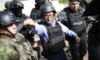 El candidato a la Presidencia de Ecuador Christian Zurita llega a su centro de votación custodiado por un fuerte esquema de seguridad.