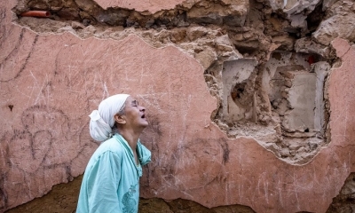 Una mujer reacciona en Marrakech tras el terremoto