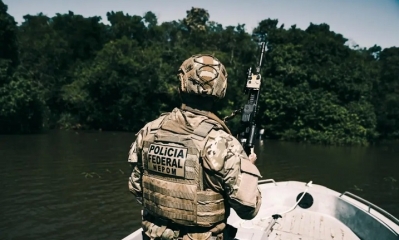 Fotografía sin fecha cedida por Policía Federal de Brasil que muestra un integrante de la Policía Federal mientras recorre una zona de la Amazonía. 