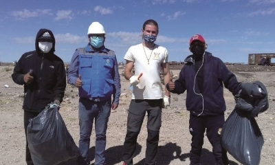 Alexis Dessard (polera blanca) con autoridades de Uyuni durante la limpieza.