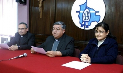 Giovani Arana (al centro), secretario general de la Iglesia Católica, lee el comunicado. Foto: CEB.