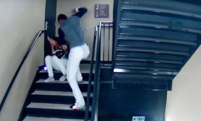 El deportista en plena agresión a su pareja. (Captura de video). Foto Crónica