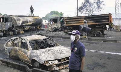 Familiares de las victimas acudieron ayer al lugar de la explosión 