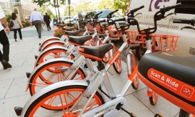 Sírvase usted mismo. Bicicletas de la casa Mobike, sobre una acera de Washington (Paul J. Richards / AFP)