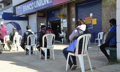 Filas para el cobro de bonos en el Banco Unión. | Hernán Andia