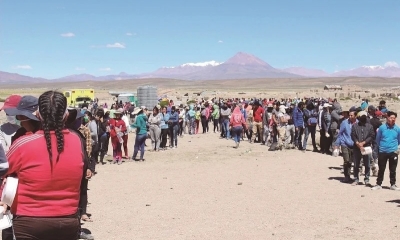 Los connacionales en Pisiga hacen largas filas para recibir el almuerzo facilitado por chilenos.