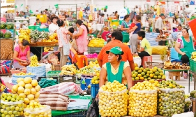 En el pabellón de frutas, verduras, lácteos y granos hay más movimiento económico. Foto: El Deber