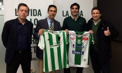 Ángel Haro, presidente del Betis, con la polera de Oriente, posa junto al embajador de España en Bolivia, Enrique Ojeda. Foto: Internet