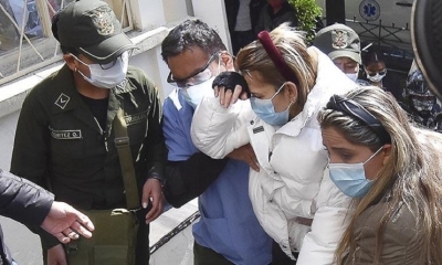 La expresidenta Jeanine Áñez al salir del penal para una consulta médica. | Foto archivo | APG