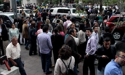 Un grupo de personas temen por el sismo de 4,5 grados.
