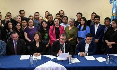 El presidente electo de Guatemala, Bernardo Arévalo (C), habla durante una conferencia de prensa en la ciudad de Guatemala el 8 de diciembre de 2023.