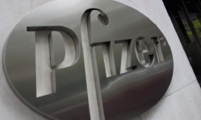 El logotipo de la empresa Pfizer en la sede de Nueva York, Estados Unidos. | AFP