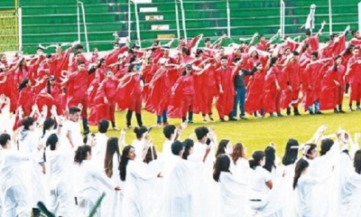 Los estudiantes ayer tuvieron su último ensayo para presentar las coreografías durante la celebración. Foto: El Deber