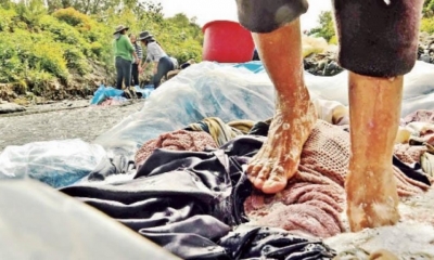 Las personas aprovechan el agua del río Chaquimayu para lavar sus prendas.