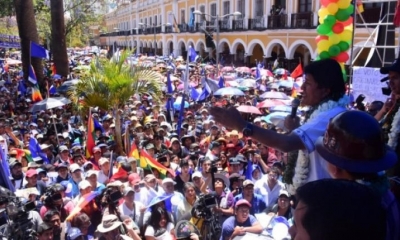 El presidente Evo Morales frente a la multitudinaria concentración del MAS.