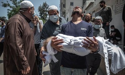 Un hombre palestino llora por sus hijos que murieron en un ataque israelí en el centro de la Franja de Gaza.