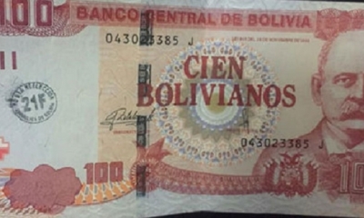 Un billete de Bs 100 con un lema sobre el 21F Foto: La Razón.