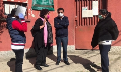 Sonia Brito y Victor Borda, diputados del MAS en puertas del Centro de Orientación Femenina (COF) de Obrajes. 