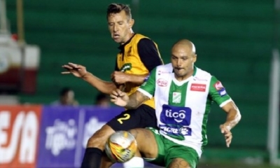 Vera y Freitas volverán a medirse tras el partido de ida a favor del cuchuqui. Foto: Fuad Landívar