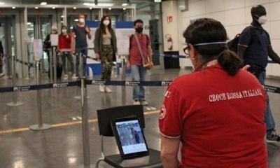 Pasajeros llegan a la terminal del aeropuerto de Fuimicino de Roma. | Fuente: EFE