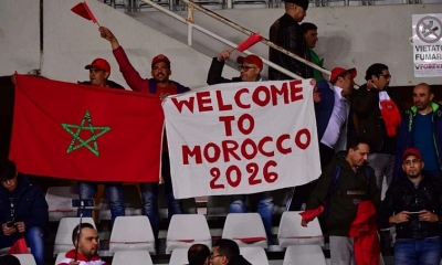 Marroquíes con una pancarta sobre su candidatura al Mundial 2026 en un amistoso en Turín (Dave Winter / Getty)