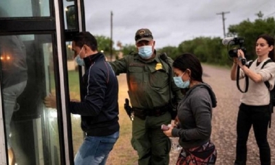 Inmigrantes arrestados cerca de la frontera entre EE.UU. y México. | Fuente: AFP