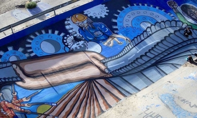 Fotografía de un mural en la rivera del Río Bravo, hoy, en Ciudad Juárez, estado de Chihuahua (México). 