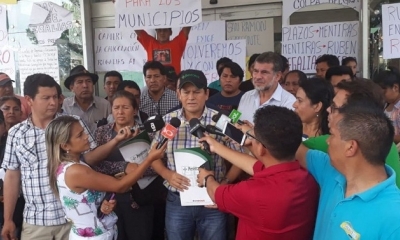 Vallejos anunciando que los alcaldes levantan la vigilia de las puertas de la Gobernación. Foto: EL DEBER