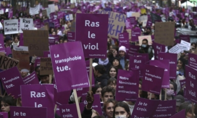 Mujeres se manifiestan con carteles