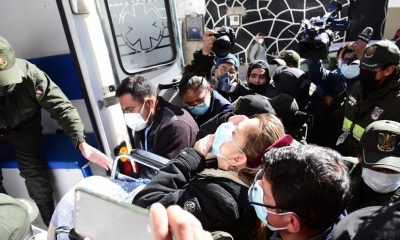 El momento del traslado de Jeanine Áñez a un hospital en pasados días. 
