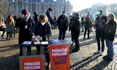 Promotores de la primaria ciudadana en Francia, enero de 2022 en una plaza de Lille, norte del país. 