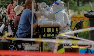 Personal sanitario hace pruebas a los residentes en Pekín, China este jueves tras el brote de coronavirus en su principal centro mayorista
