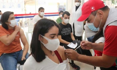 Una persona recibir la vacuna contra el coronavirus en Santa Cruz | EFE