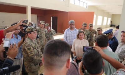 La presidenta Jeanine Añez acompañada de los ministros de Salud y Defensa