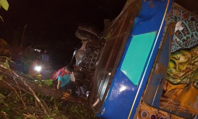 Las tareas de rescate del bus que se embarrancó en el camino a La Asunta/ Foto: Eleuterio Choque.