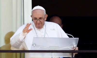 El papa Francisco saluda desde un balcón del hospital. | Agencias