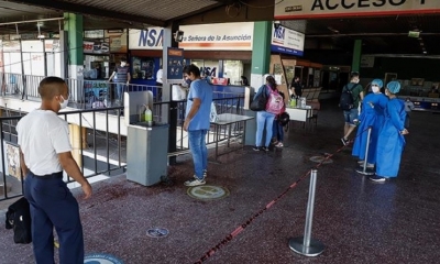 Viajeros forman fila para lavarse las manos en Asunción. | EFE