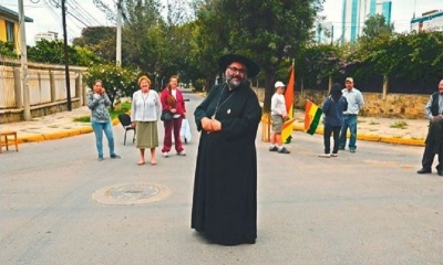 Tata Marcelo armó un pequeño altar en media calle de la Llajta