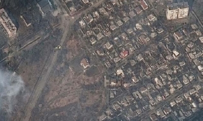 Una imagen satelital, proporcionada por Maxar Technologies, muestra casas y edificios destruidos en el este de Mariupol.