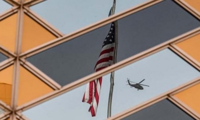 La bandera nacional de Estados Unidos se refleja en las ventanas del edificio de la embajada de Estados Unidos en Kabul. | AFP