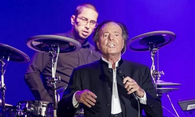El cantante español Julio Iglesias durante el concierto ofrecido en el Centennial Hall de Breslavia, Polonia, el 2 de junio de 2016. 