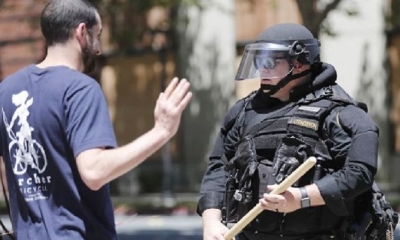 La Policía de Estados Unidos es duramente criticada por el nivel de violencia que ejerce en manifestaciones sociales. | Fuente: EFE