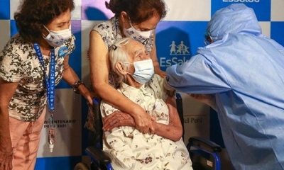 Una persona es inmunizada con la vacuna Sinovac, en Lima